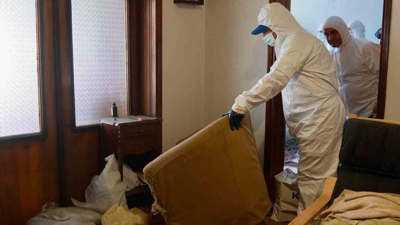 Yıldırım'da Vatan Mahallesi'ndeki daireden üç kamyon atık toplandı