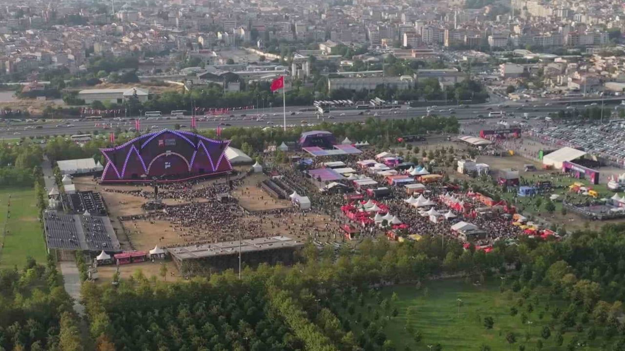 Yıldız Tilbe ve Semicenk repertuvarlarıyla İstanbul festivalinde buluştu