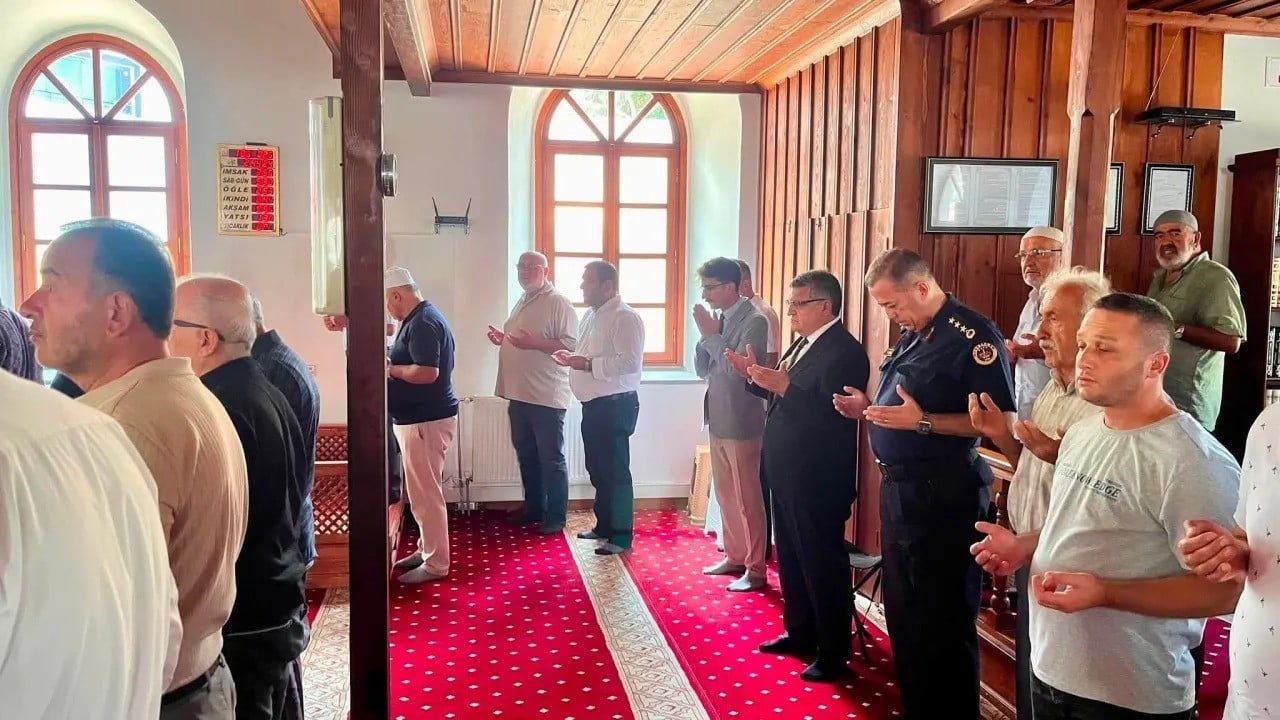 Yıllar geçse de acı tazelendi: Ayancık ve Türkeli'de selde yaşamını yitirenler anıldı