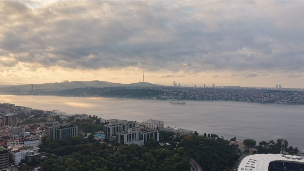 Yoğun sis İstanbul Boğazı'nda görüşü kısıtladı, bazı vapur seferleri iptal oldu