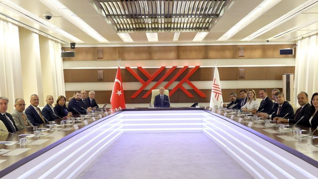 YÖK başkanı yeni rektörlere mazbatalarını takdim etti