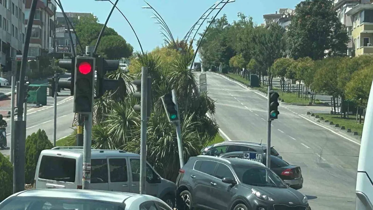 Yokuşta panikleyen sürücünün geri vitese takması ışıkta zincirleme hasara yol açtı