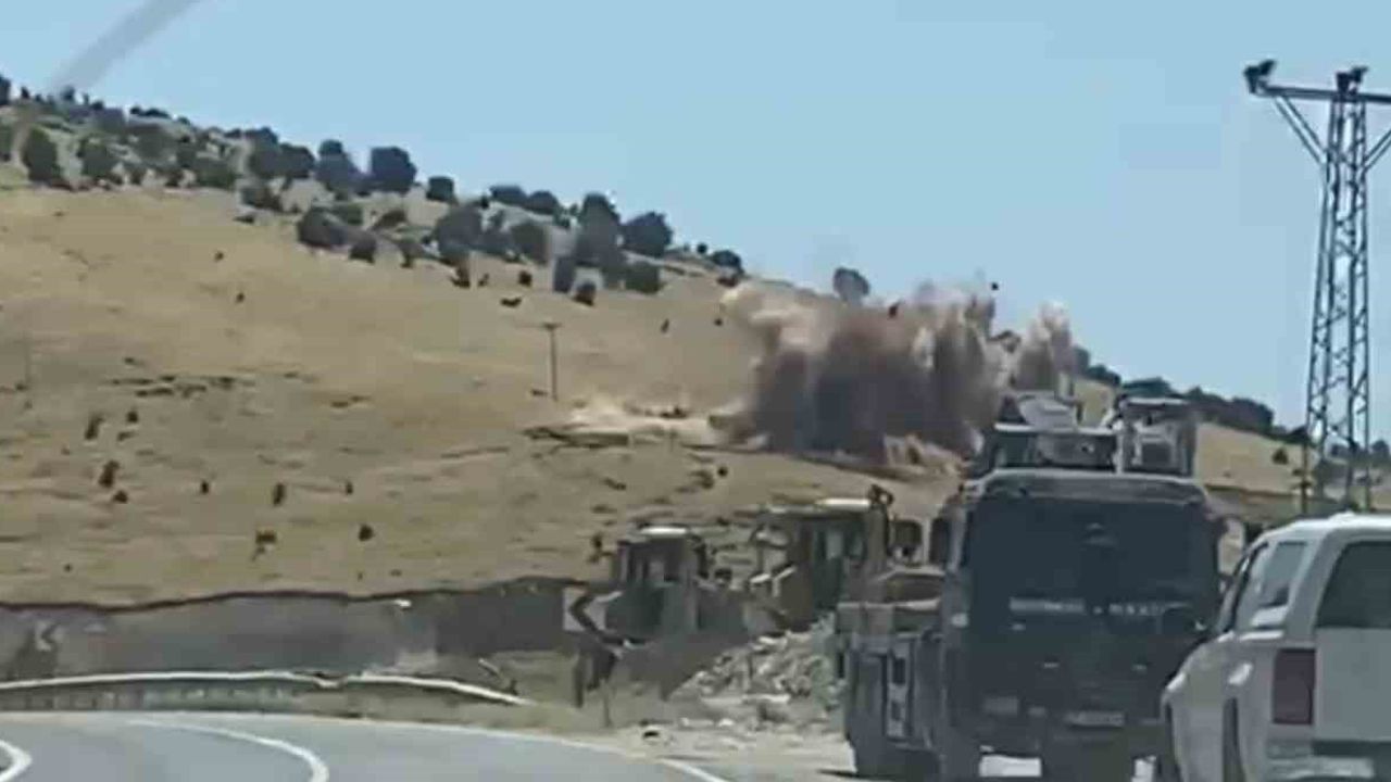 Yol çalışması sırasında yapılan kontrollü patlatma ormanda yangın çıkmasına yol açtı
