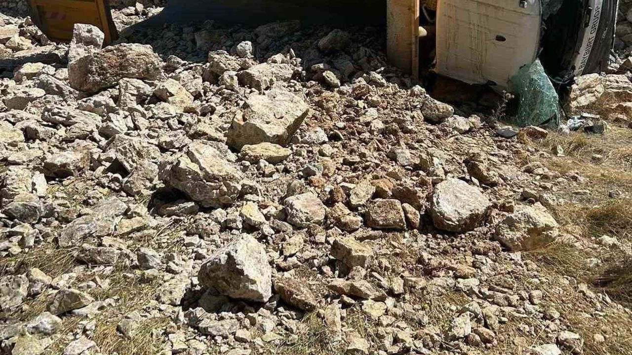 Yol çalışmasında kamyon devrildi: bir işçi yaşamını yitirdi