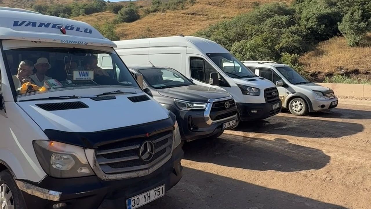 Yol genişletme çalışmaları Van-Yüksekova kara yolunda uzun araç kuyruklarına yol açtı