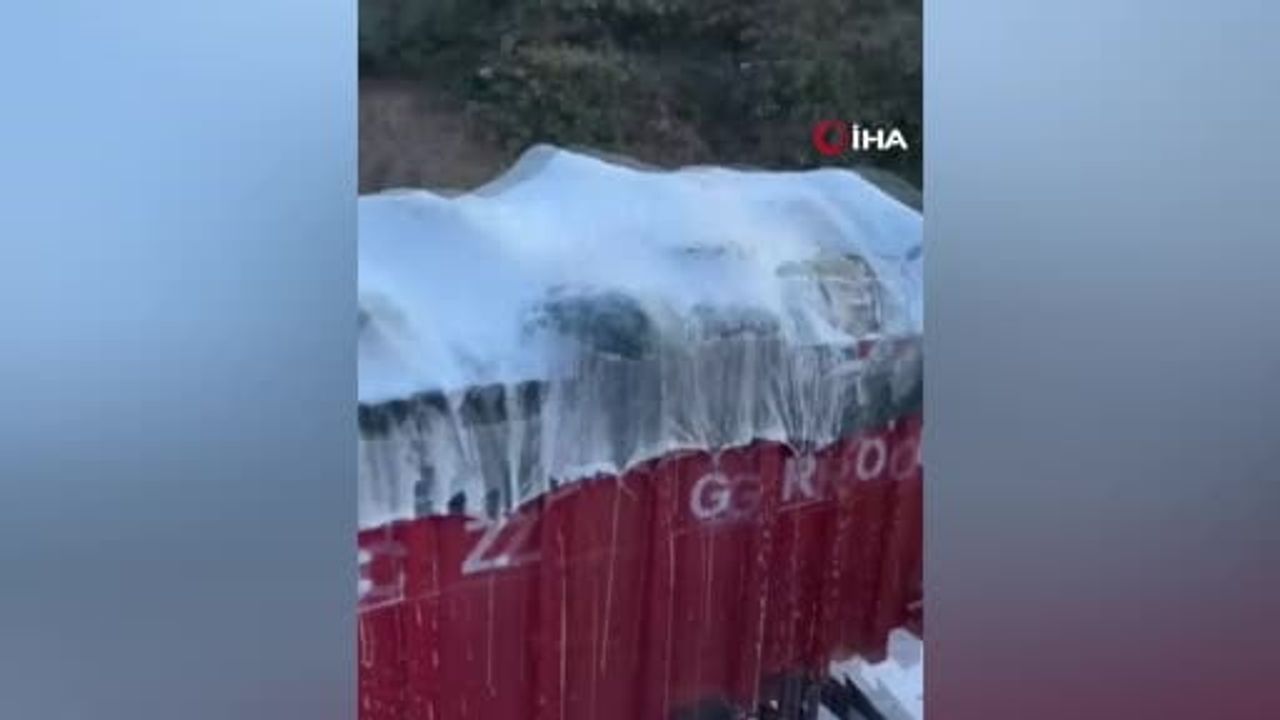 yol kenarında alevlenen talaş yüklü tır kullanılamaz hale geldi