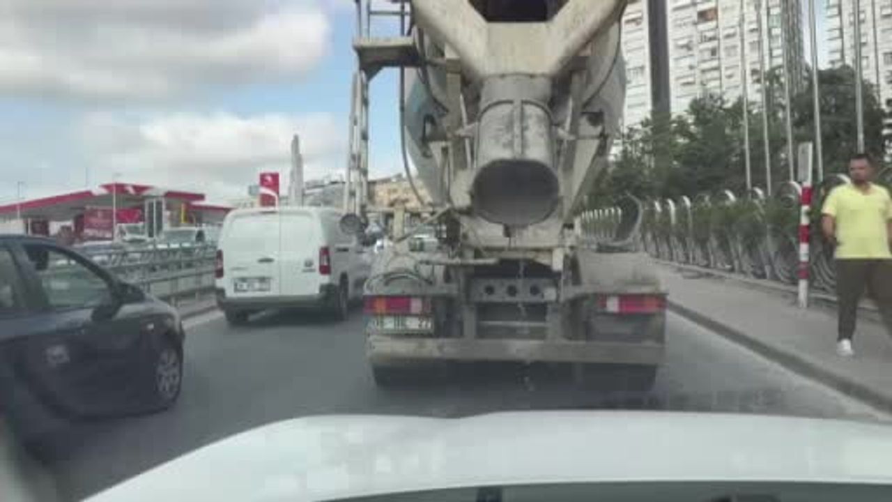 Yol ortasında beton döken mikserin tehlikeli sürüşü kamerada