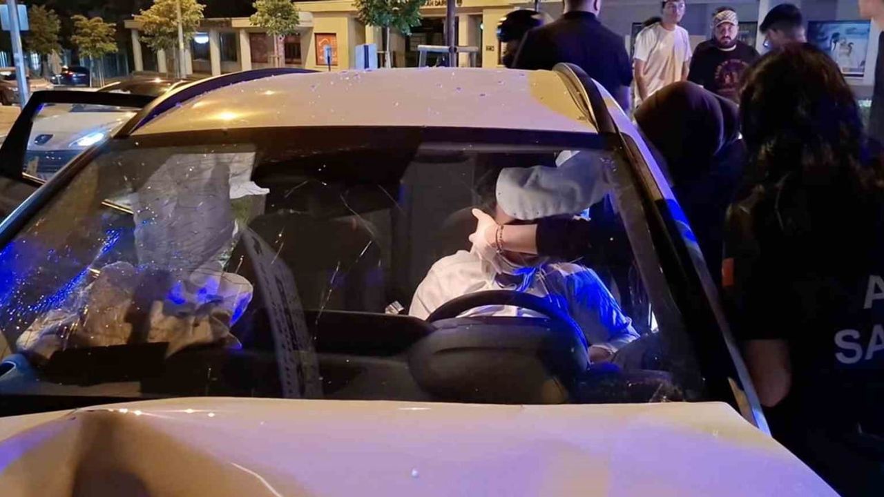 Yol seçimi geciken sürücü direğe çarptı, kurtarma ekipleri müdahale etti