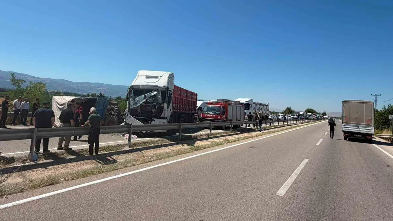 Yol trafiği durdu: çekici ile traktör çarpıştı, 1 yaralı