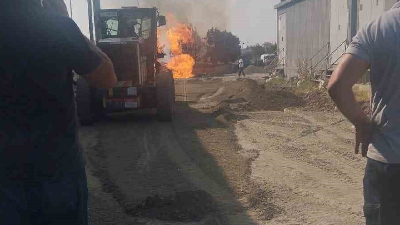 Yol yapımında yanlışlıkla delinen gaz borusu, alevlerin yükselmesine neden oldu