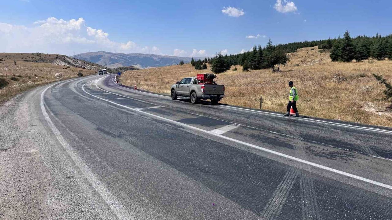 Yola dökülen kimyasal araçların rengini değiştirdi, sorumlular belirlendi