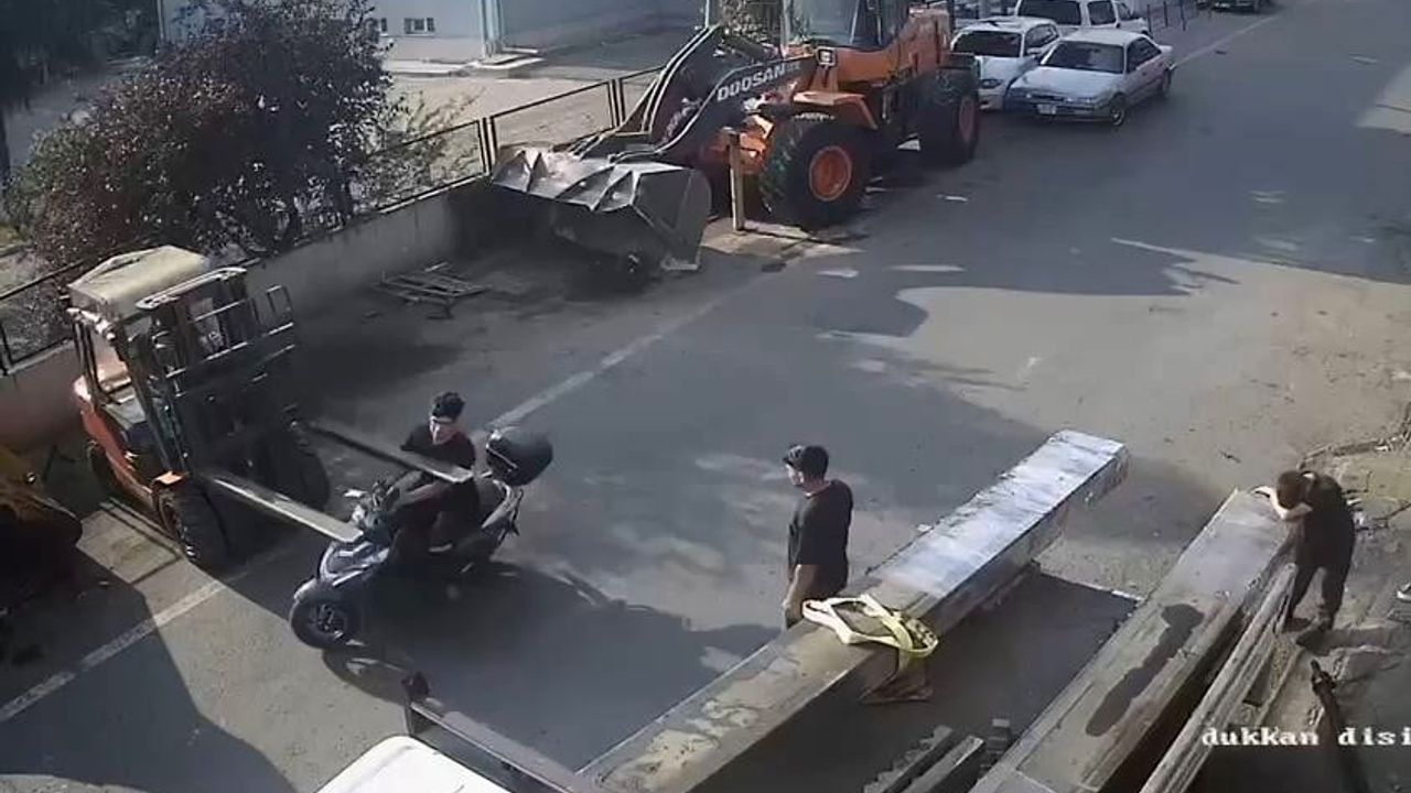 Yola uzanan forklift ayağı motosiklet sürücüsünün düşmesine yol açtı