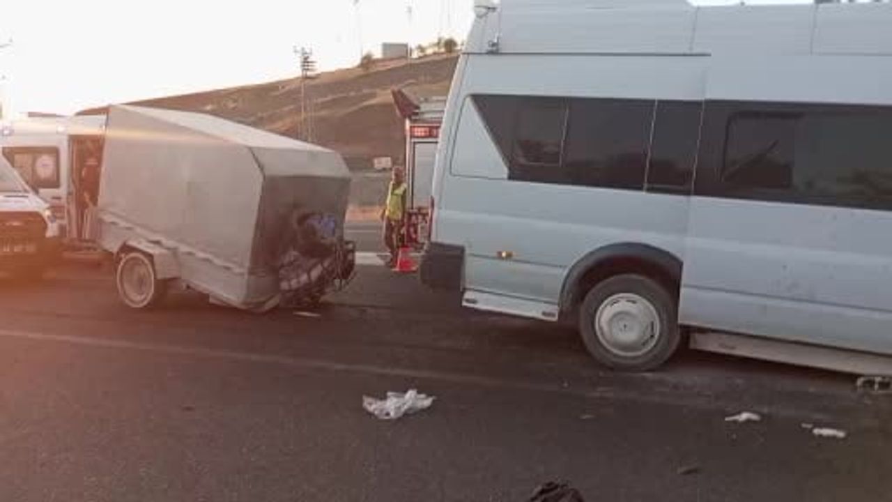 Yolcu minibüsü tıra çarptı: Yenice'de çok sayıda yaralı