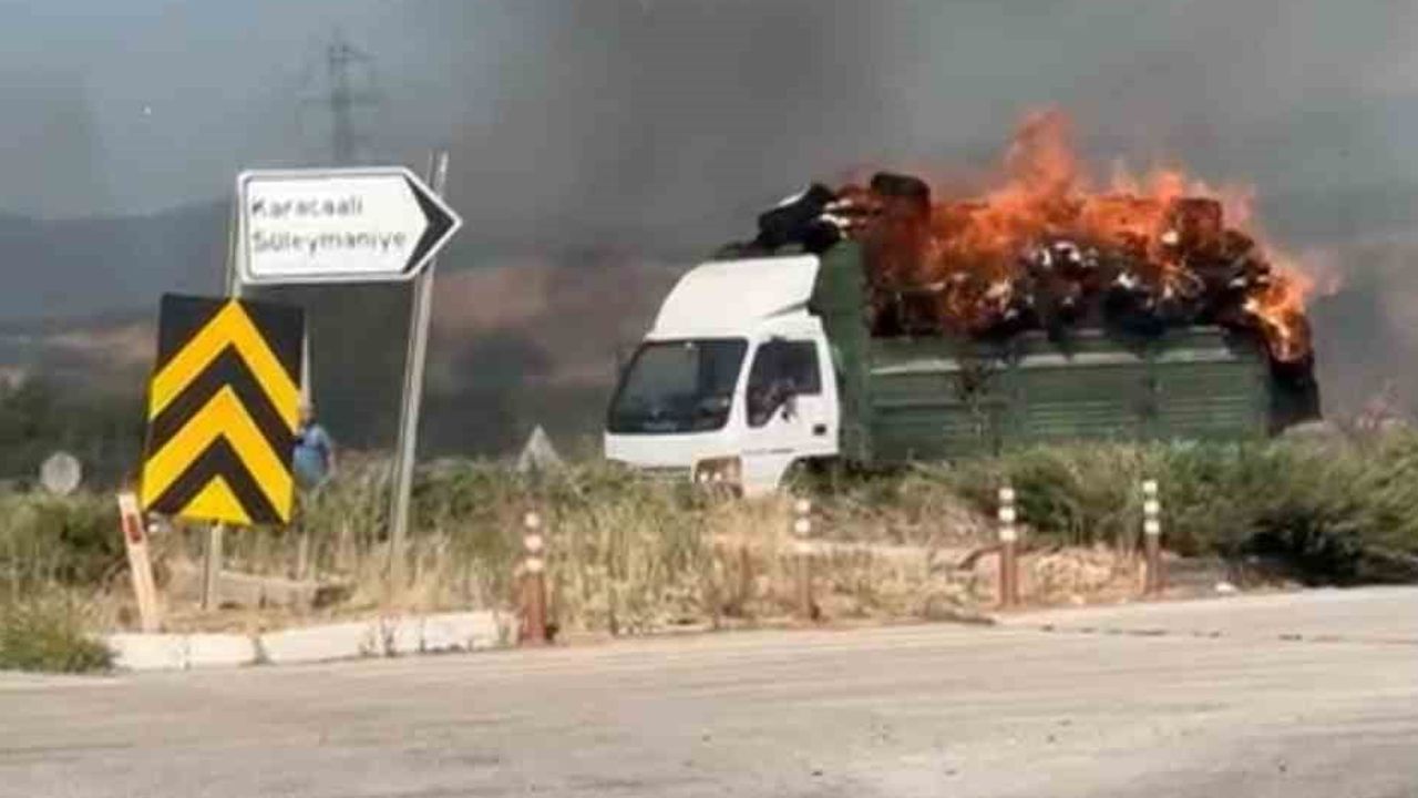 Yolda alevlenen saman balyaları kamyoneti kül etti