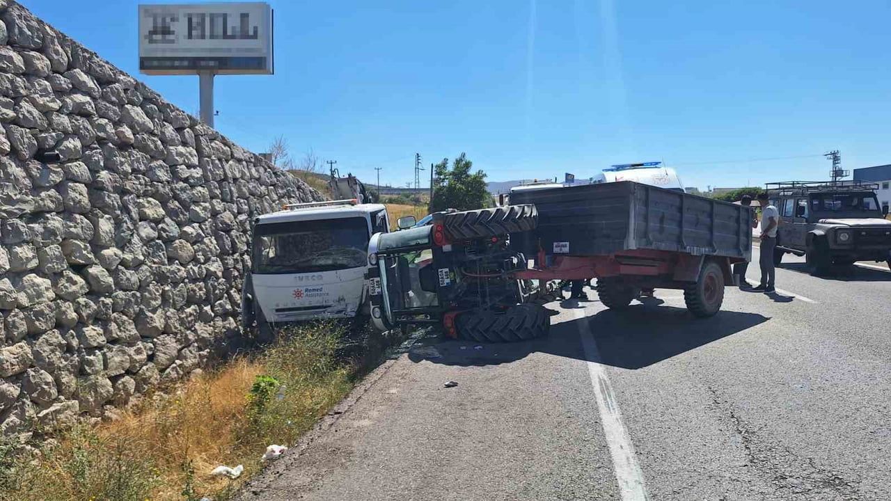 Yolda çarpışma: vinç kurtarıcı traktöre arkadan çarptı, 4'ü çocuk 6 yaralı