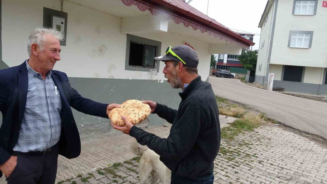 Yolda çay ve sohbet: Fransız bisikletli gezgin Tokat'ta misafir edildi