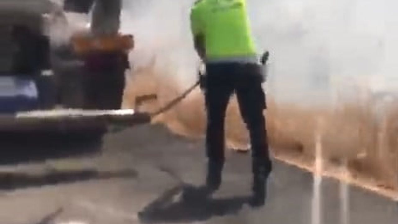 Yoldan geçen mikseri durduran trafik polisi mikser suyu ile yangına müdahale etti