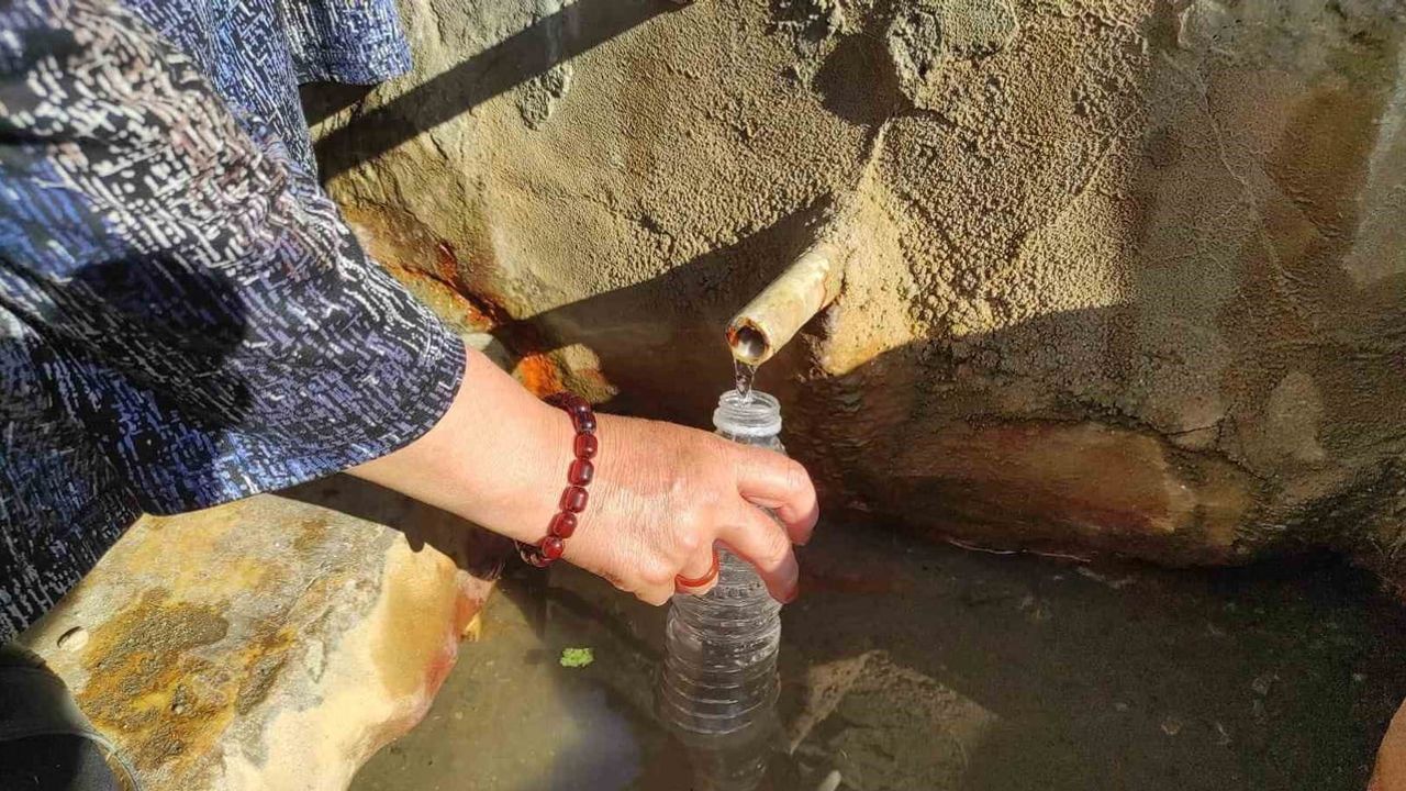 Yolüstü'nün 'asitli çeşmesi' şifa umuduyla gelenleri günlerce çadırlarda topluyor