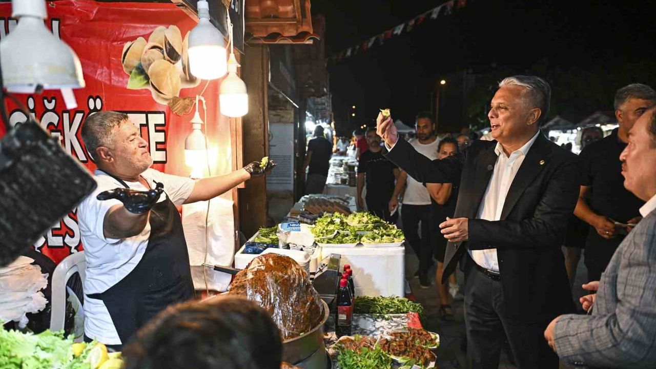 Yöreler renkler festivali onuncu yılında Atatürk Kent Meydanı'nda kültürleri buluşturuyor