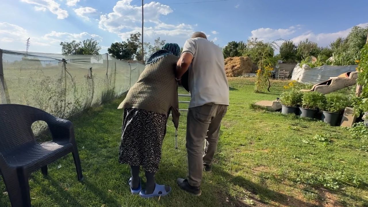 Yorgun ama vazgeçmeyen eller: Yüksekova'da oğul annesine akülü sandalye istiyor