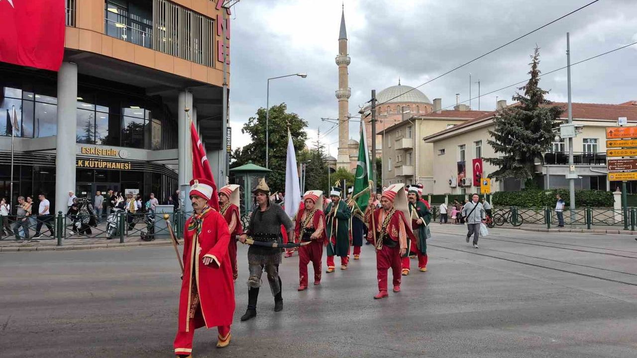 Yörük yürüyüşünde mehteranın gelişi kortejde çocukça sevinç yarattı