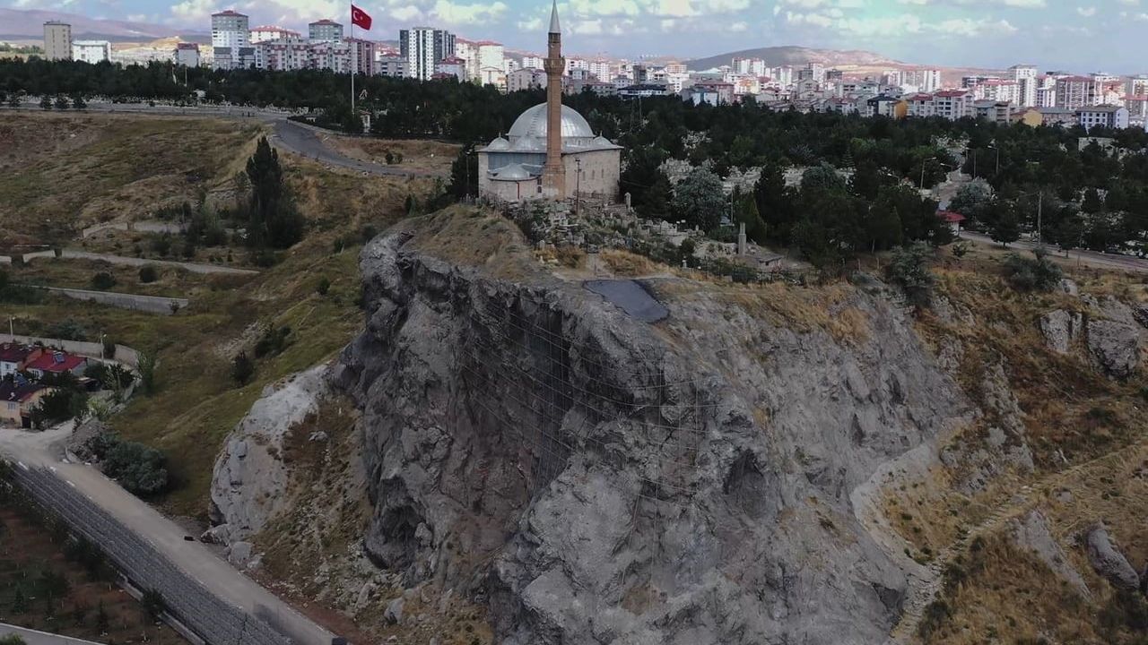 Yukarı Tekke'de kaya düşmesine karşı kapsamlı güvenlik seferberliği