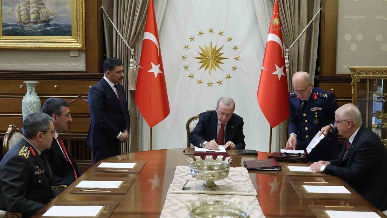 Yüksek askerî şûra kararlarını imzalayan Erdoğan, kararlara hayırlı olmasını diledi