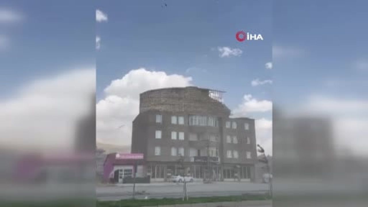 Yüksekova'da fırtına caddeye çatı savurdu, trafik kısa süreliğine durdu