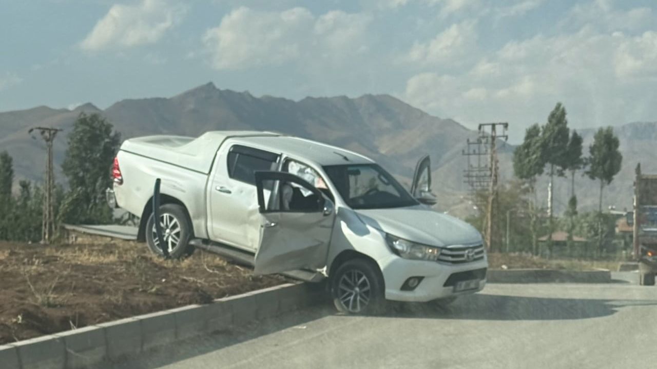Yüksekova'da kavşakta minibüs ile pikabın çarpışması: dört yaralı