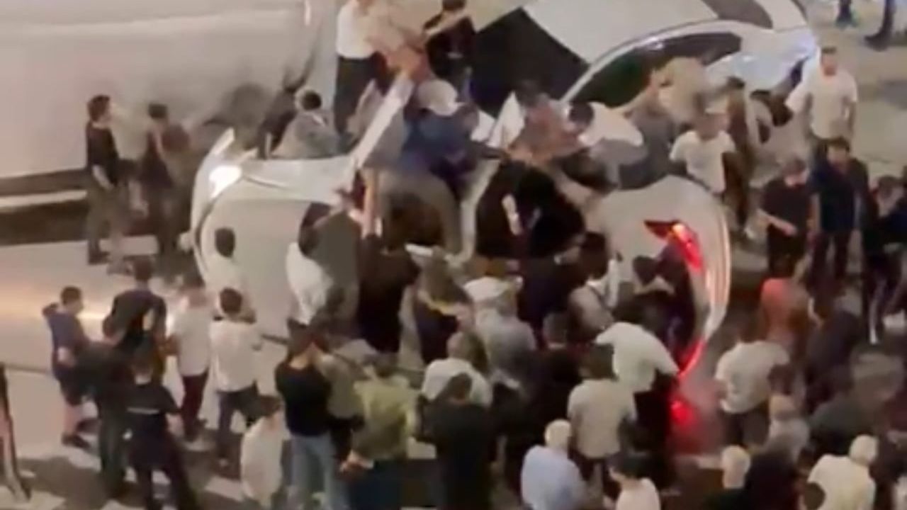 Yüksekova'da sürücü kontrolünü kaybetti; park halindeki araçlara çarpan kaza 4 kişiyi yaraladı