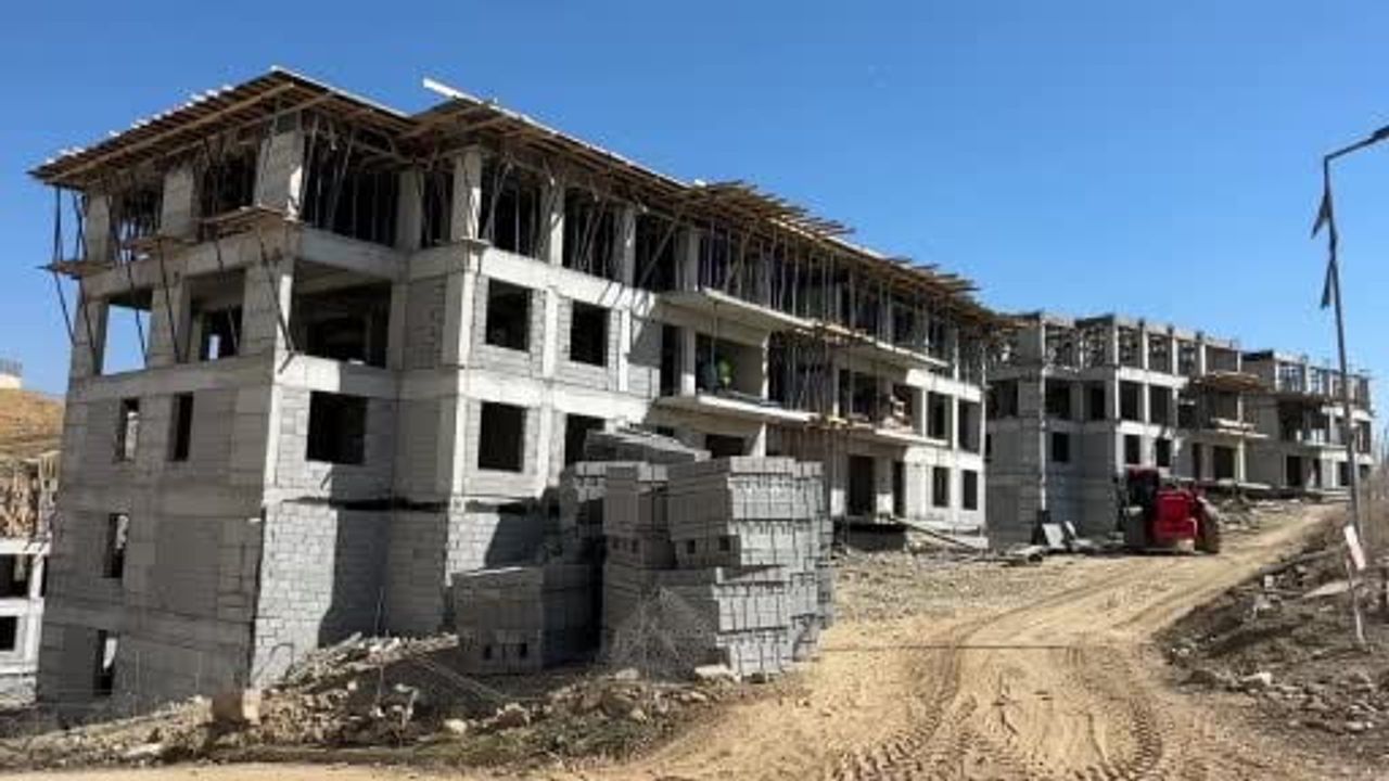 Yüksekova'da zemin odaklı yeni yaşam alanı: 48 konut yükseliyor