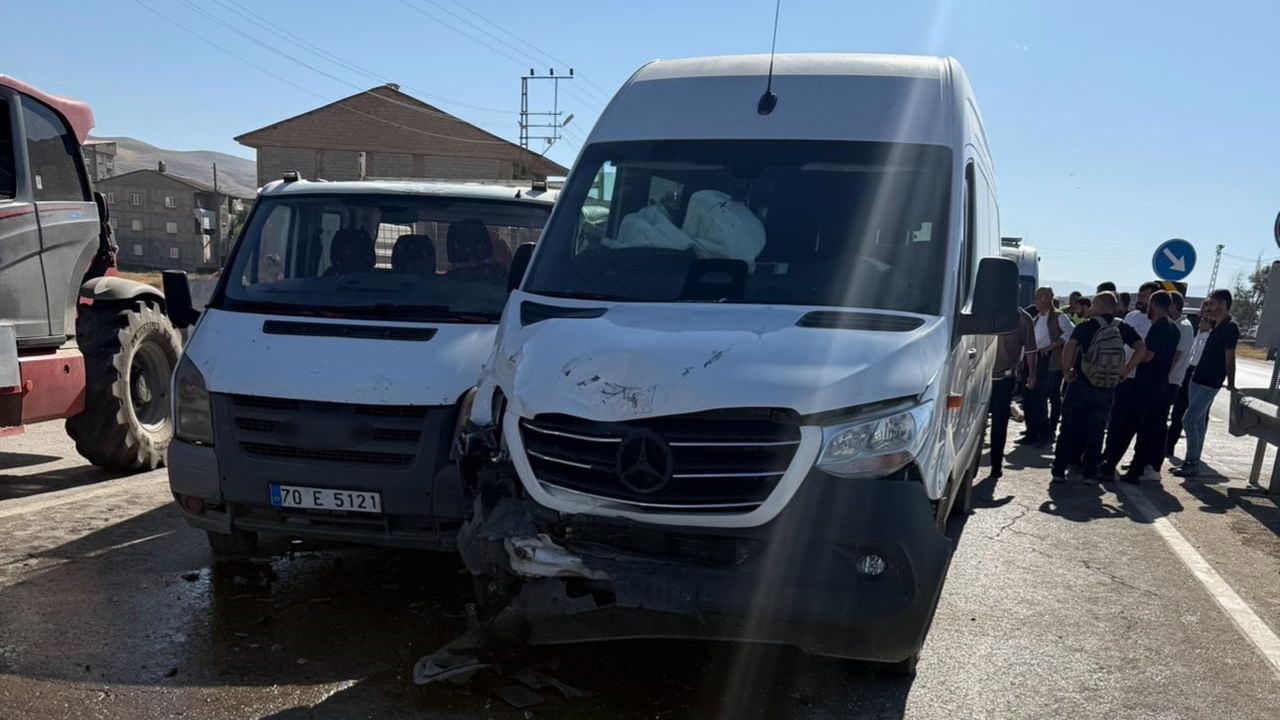 Yüksekova girişinde çarpışma: minibüs ve kamyonette 10 yaralı