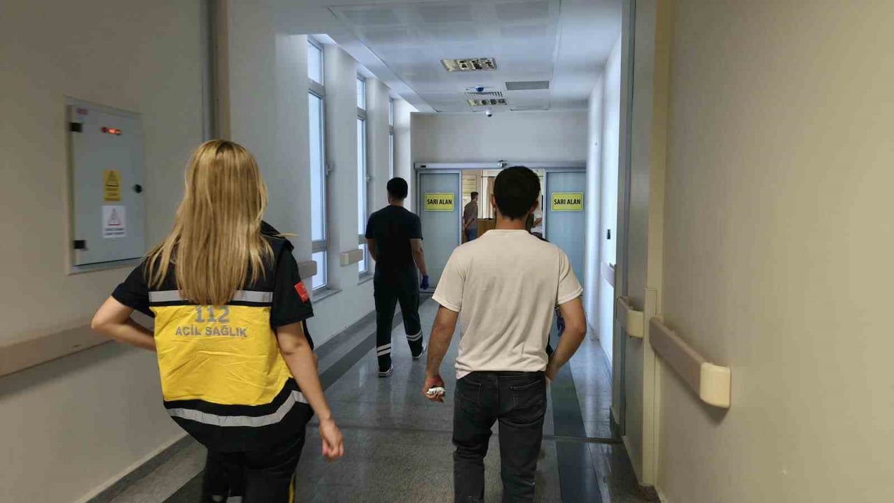 Yüksekten düşen fayansın hedefi olan işçi Adıyaman'da hastaneye kaldırıldı
