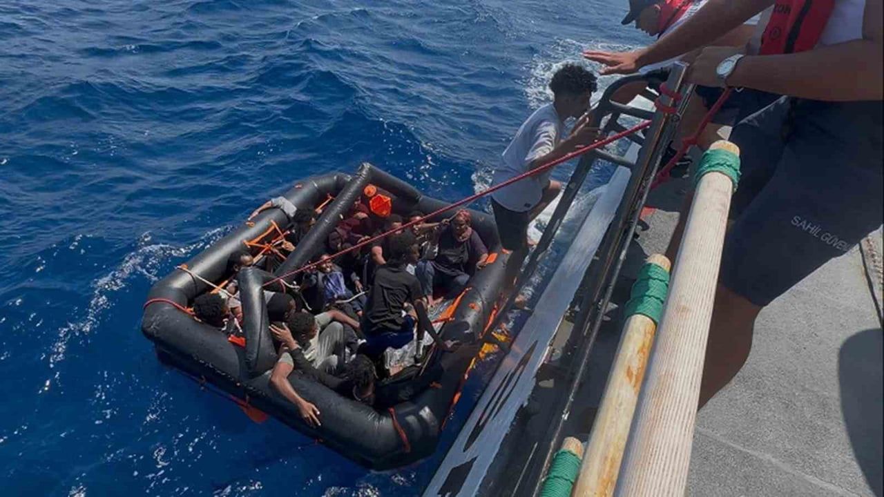 Yunanistan sahil güvenliği tarafından geri itilen 16 düzensiz göçmen Türk karasularında kurtarıldı