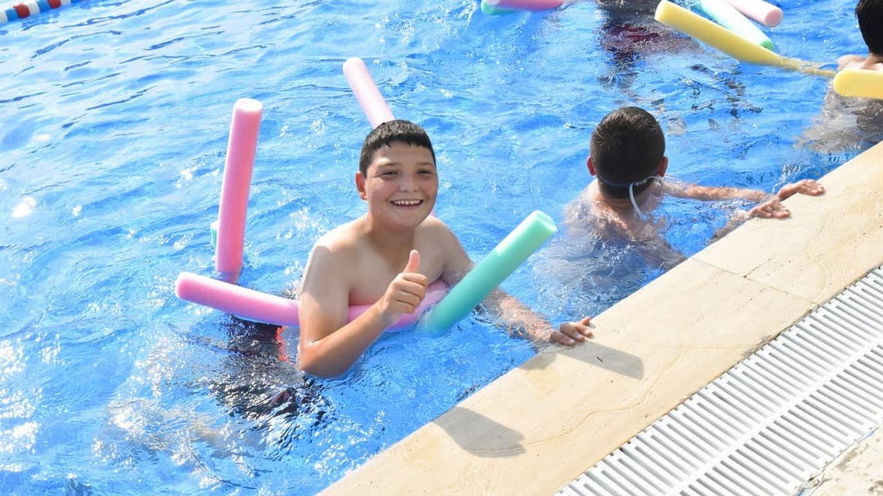 Yuntdağı çocukları Muradiye havuzunda serinledi