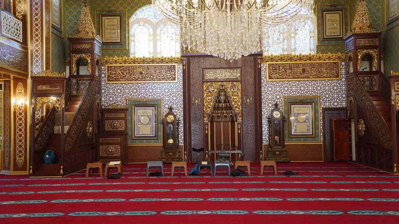 Yunusemre'de ibadethaneler detaylı temizlik programıyla hazır tutuluyor