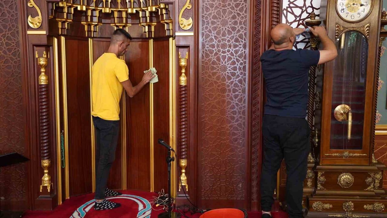 Yunusemre'de ibadethaneler düzenli temizlikle yenileniyor