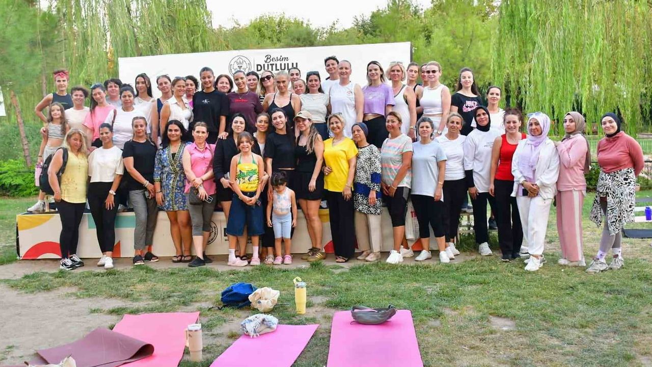 Yunusemre kadınları açık havada buluşturdu: Atatürk Kent Park'ta yoga etkinliği