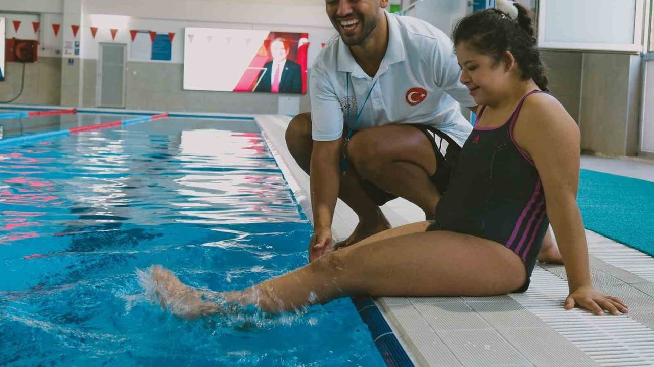 yüzmeyle güven inşa ediliyor: özel sporcular pınarbaşı havuzunda buluşuyor