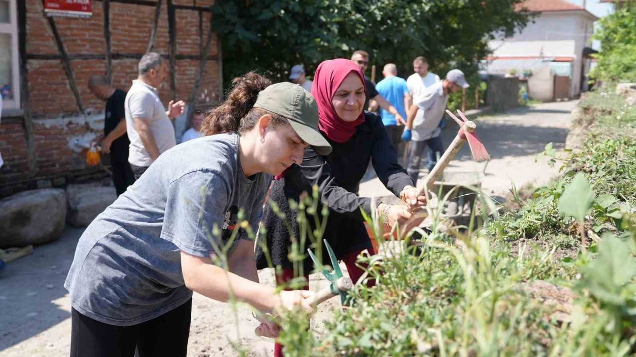 Zabıta ekipleri Konuralp Antik Tiyatro kazılarına gönüllü destek verdi
