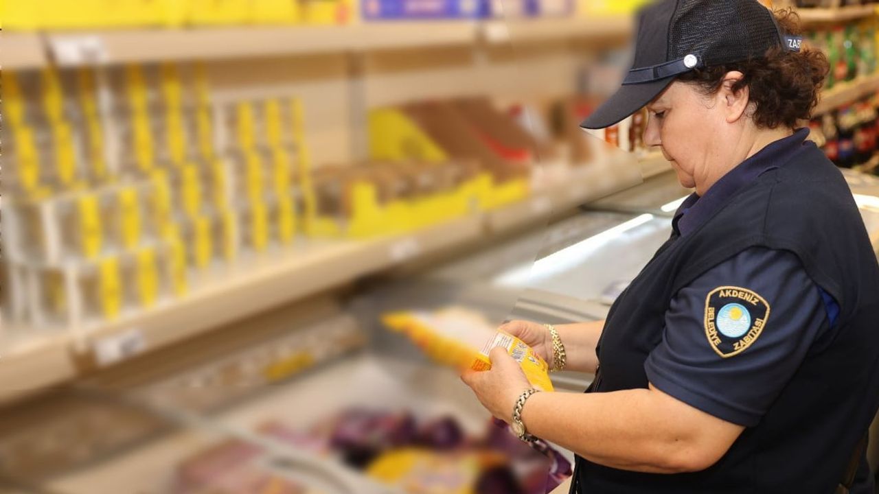 Zabıta raflarda: Akdeniz'de marketlerde fiyat ve tarih denetimi