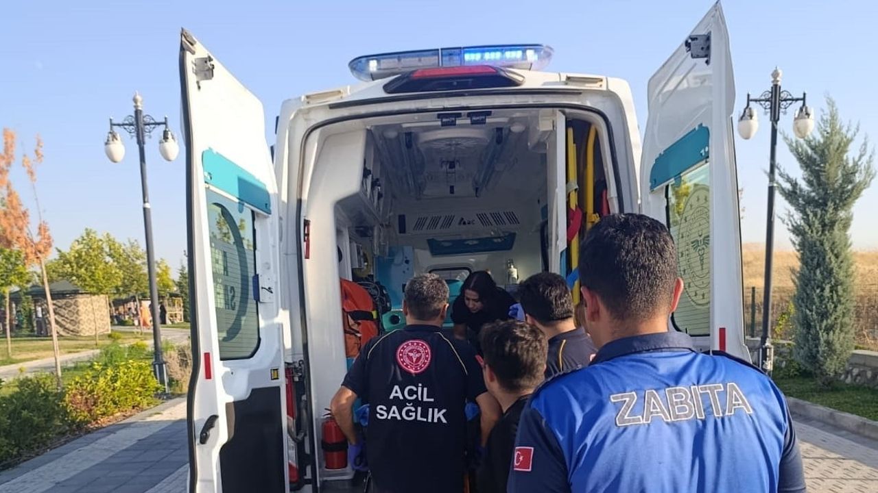 Zabıta ve doktorun müdahalesiyle parkta nöbet geçiren vatandaş 112'ye ulaştırıldı