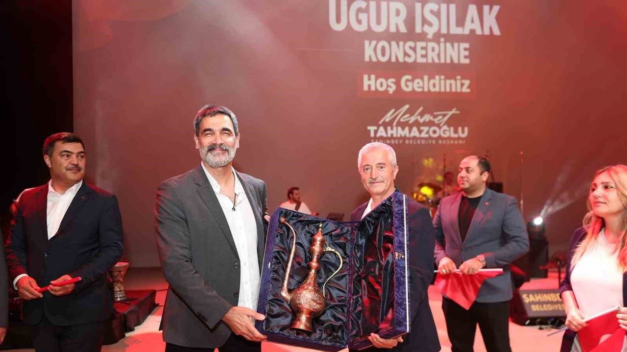 Zafer bayramı konserinde Uğur Işılak duygusal anlar yaşattı