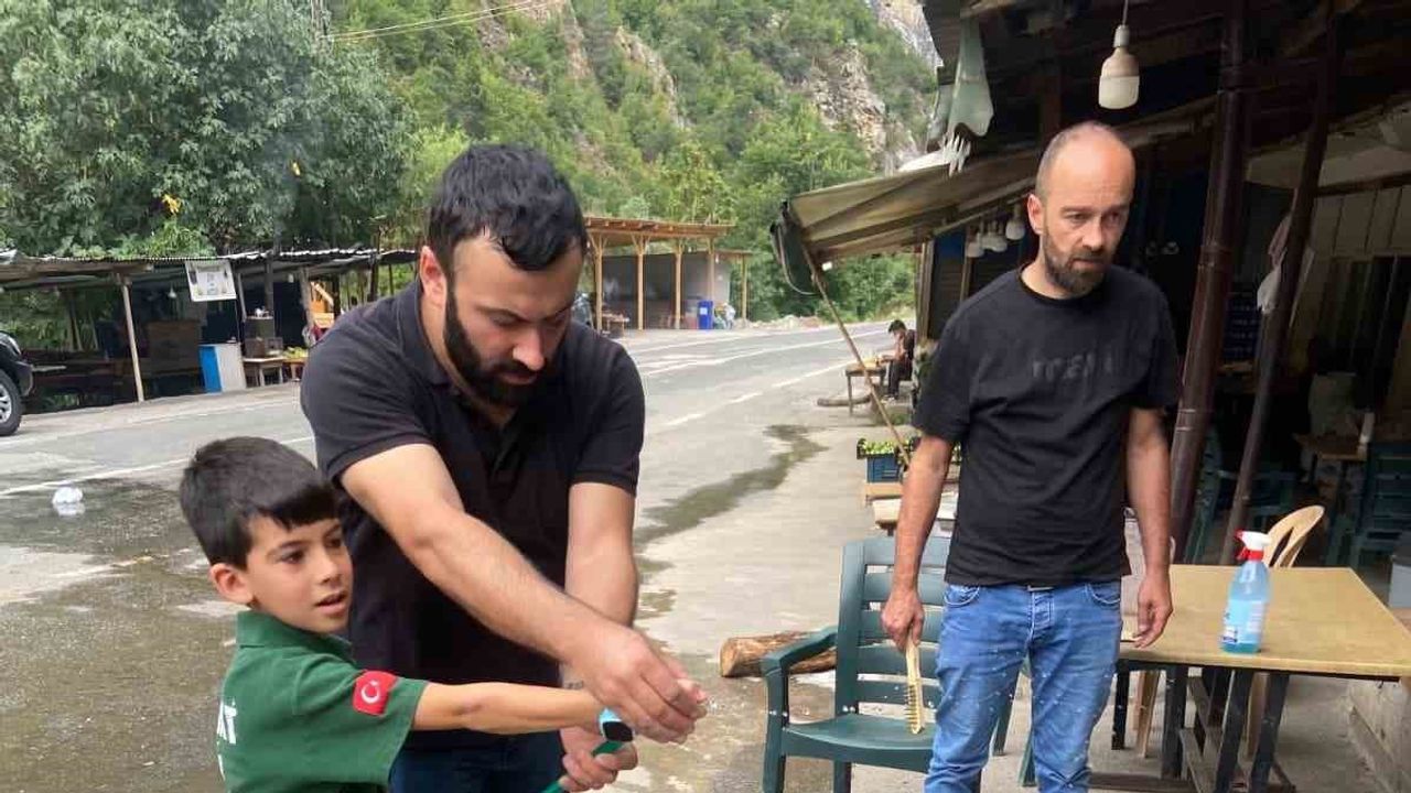 Zafer bayramı öncesi Şavşat'ta şehit Jandarma Er Fatih Çaybaşı için çeşme başında anma