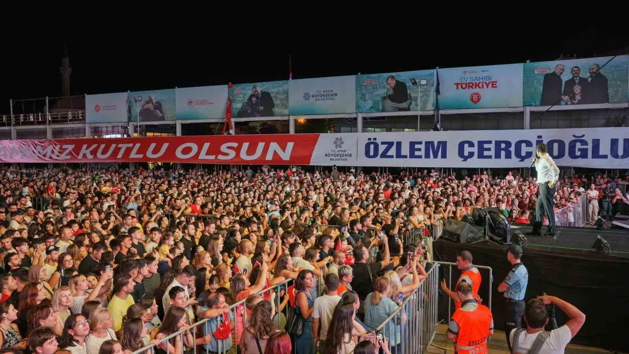 Zafer coşkusu Aydın’da ışık şöleni ve Mert Demir konseriyle taçlandı