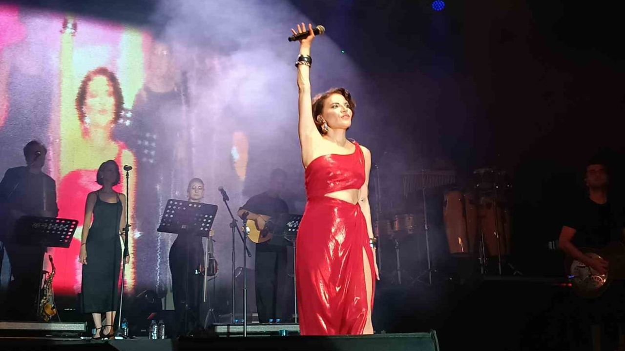 Zafer coşkusunu müzikle taçlandıran gece: Göksel Edirne'de