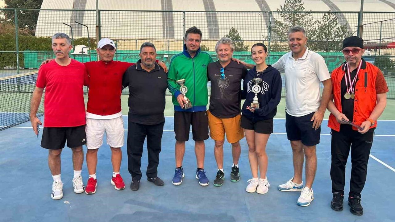Zafer mix cup 2026’da Sıla-Erdem kupayı kaldırdı