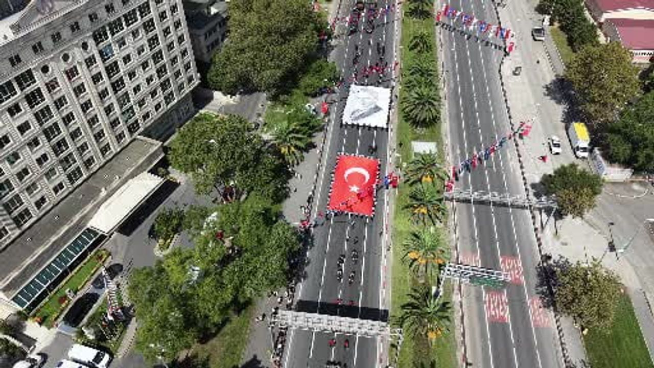 Zafer yürüyüşü Vatan Caddesi'nde geçit töreniyle yansıdı