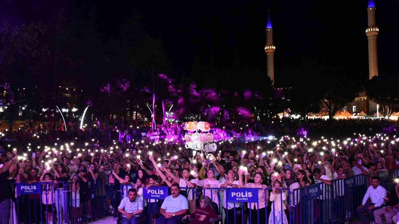 Zara Demirci'de gönüllere dokundu: kurtuluş gecesinde türkü şöleni