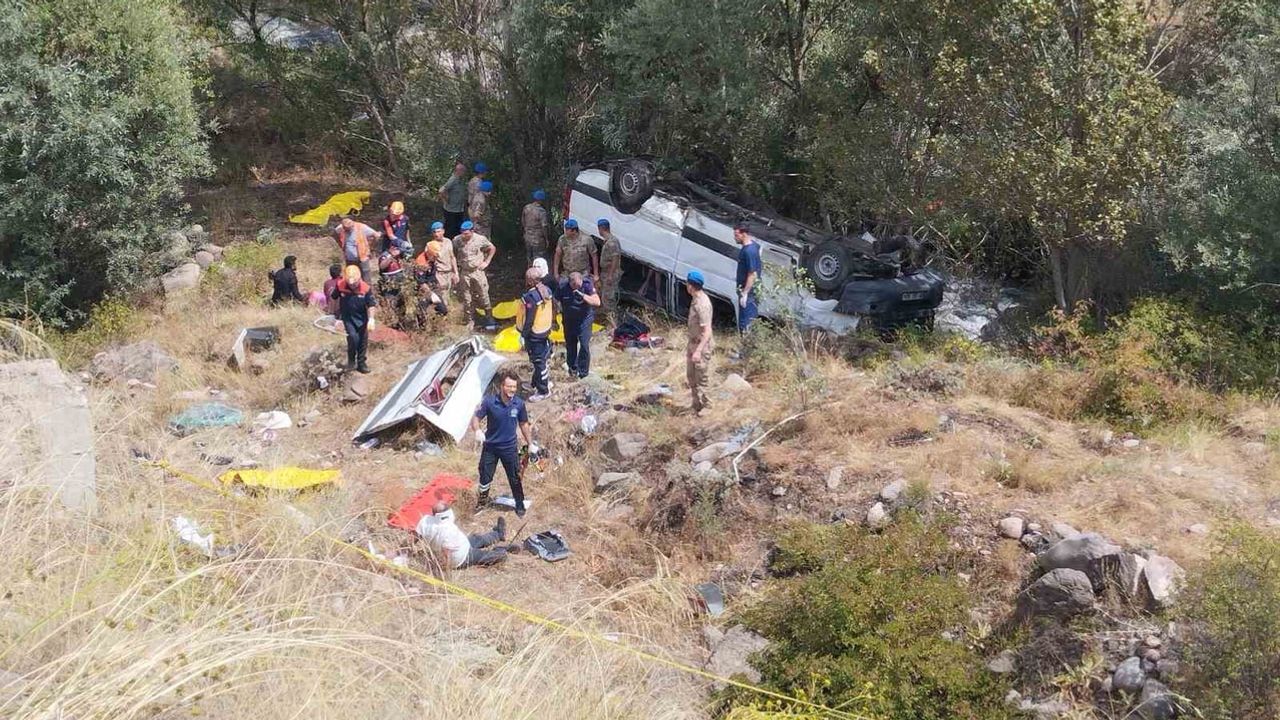Zara-Suşehri yolunda minibüs kazası: 4 kişi yaşamını yitirdi, 10 kişi yaralandı